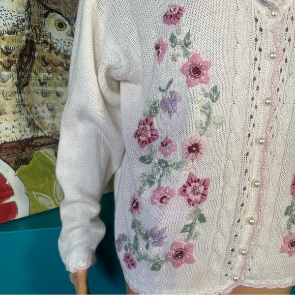 VINTAGE Beautiful Granny Floral Embroidered Pearl Buttons
Sweater Cardigan Large - Picture 4 of 10